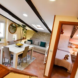 https://la-mansarda-naples.hotels-amalfi.com